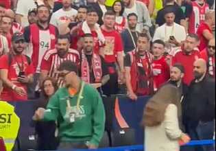 Ο Influencer «MK» πέρασε μπροστά από τους οπαδούς του Ολυμπιακού φορώντας πράσινη μπλούζα (vid)