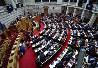 Βουλή: Αποφεύγει την εξεταστική η κυβέρνηση επικαλούμενη «εθνική άμυνα και εξωτερική πολιτική» – Σε εξέλιξη η συζήτηση