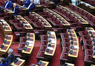 Το παρεμπίπτων ζήτημα και ο ελιγμός της ΝΔ με τους «151» – Έντονη αντίδραση της αντιπολίτευσης που αποχώρησε
