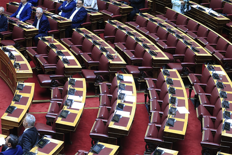 Το παρεμπίπτον ζήτημα και ο ελιγμός της ΝΔ με τους «151» – Έντονη αντίδραση της αντιπολίτευσης που αποχώρησε