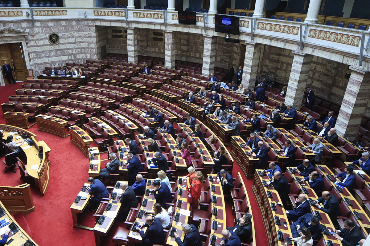 Υποκλοπές: Σφοδρή πολιτική αντιπαράθεση – Πυρά αντιπολίτευσης στην κυβέρνηση μετά το «μπάζωμα» της εξεταστικής