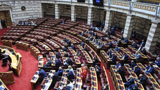 Υποκλοπές: Σφοδρή πολιτική αντιπαράθεση – Πυρά αντιπολίτευσης στην κυβέρνηση μετά το «μπάζωμα» της εξεταστικής