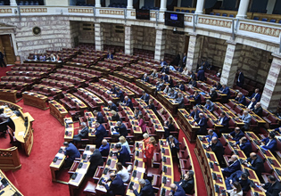 Υποκλοπές: Σφοδρή πολιτική αντιπαράθεση – Πυρά αντιπολίτευσης στην κυβέρνηση μετά το «μπάζωμα» της εξεταστικής