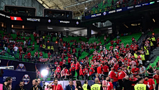 Άρχισε να… κοκκινίζει: Στις θέσεις τους οι πρώτοι οπαδοί του Ολυμπιακού (vids)