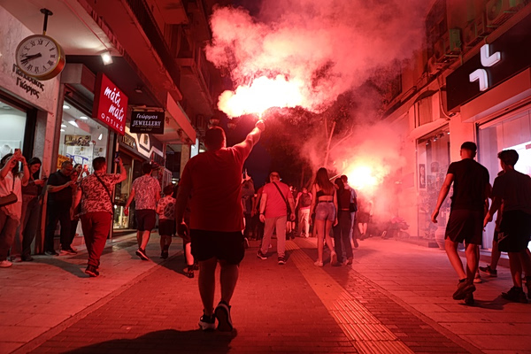 Ολυμπιακός: Ξέφρενοι πανηγυρισμοί στον Πειραιά μετά την πρόκριση στον τελικό της Euroleague (vid+pics)