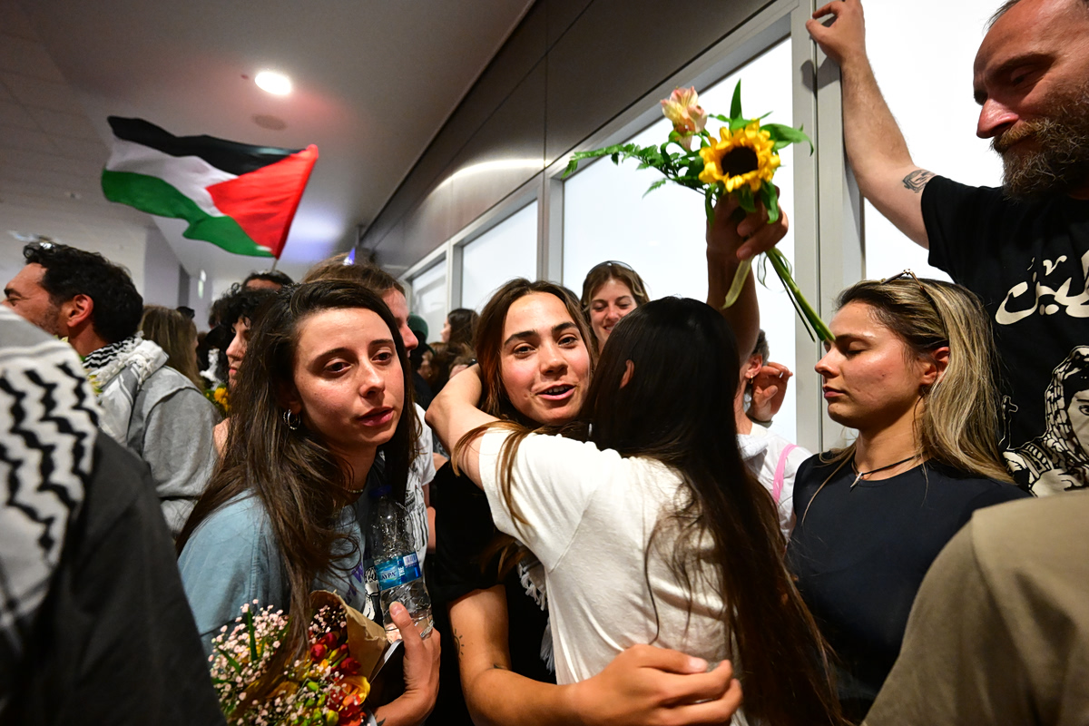 Μέλη του Global Sumud Flotilla: «Μας υπέβαλαν σε ομαδικά βασανιστήρια, ξύλο, πλαστικές σφαίρες, στέρηση νερού»