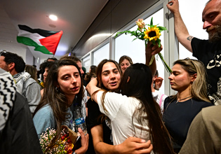 Μέλη του Global Sumud Flotilla: «Μας υπέβαλαν σε ομαδικά βασανιστήρια, ξύλο, πλαστικές σφαίρες, στέρηση νερού»