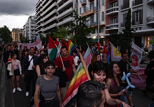 Πολύχρωμη παρέλαση στη Θεσσαλονίκη για το 10ο αυτοοργανωμένο pride