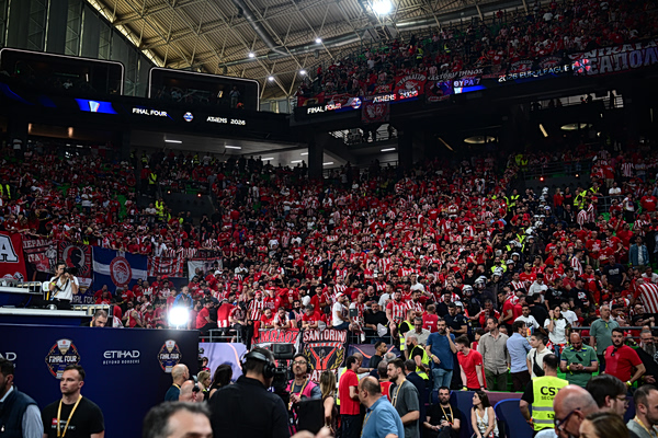 Κόκκινο «ηφαίστειο» το Τ-Center: Φανταστική ατμόσφαιρα από τον κόσμο του Ολυμπιακού (pics)
