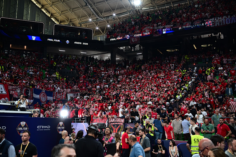 Κόκκινο «ηφαίστειο» το Τ-Center: Φανταστική ατμόσφαιρα από τον κόσμο του Ολυμπιακού (pics)