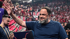 Στο «T-Center» ο Βαγγέλης Μαρινάκης για τον τελικό – Αποθέωση από τον κόσμο (vids)