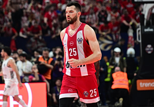 «Βγάζοντας το καπέλο» στον Άλεκ Πίτερς
