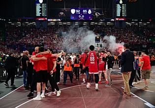 Ξέσπασμα πανηγυρισμών στο «Telekom Center» για τον πρωταθλητή Ευρώπης Ολυμπιακό (vids)