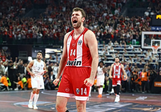 Ξέσπασμα πανηγυρισμών στο «Telekom Center» για τον πρωταθλητή Ευρώπης Ολυμπιακό (vids)