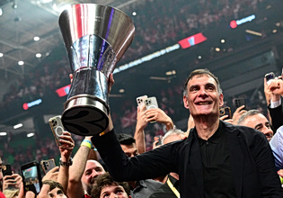 Η Euroleague αποθεώνει τον Μπαρτζώκα: «Ο άνθρωπος πίσω από τον Ολυμπιακό» (pics)