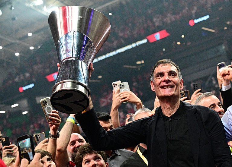 Η Euroleague αποθεώνει τον Μπαρτζώκα: «Ο άνθρωπος πίσω από τον Ολυμπιακό» (pics)