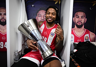 Η κούπα της Euroleague στα αποδυτήρια του T-Center: Πανευτυχείς οι «ερυθρόλευκοι» (pics)