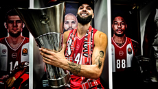 Η κούπα της Euroleague στα αποδυτήρια του T-Center: Πανευτυχείς οι «ερυθρόλευκοι» (pics)