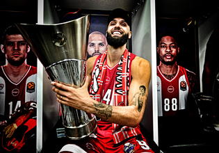 Η κούπα της Euroleague στα αποδυτήρια του T-Center: Πανευτυχείς οι «ερυθρόλευκοι» (pics)