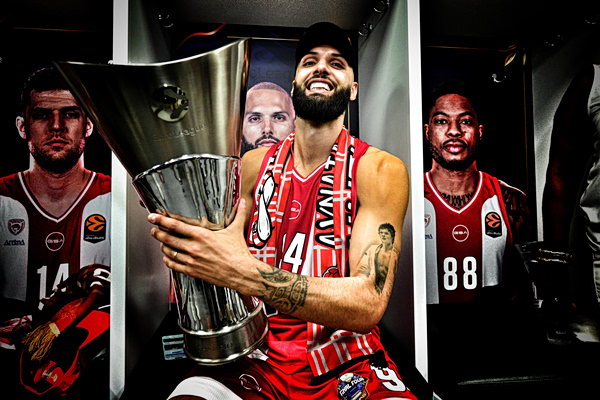 Η κούπα της Euroleague στα αποδυτήρια του T-Center: Πανευτυχείς οι «ερυθρόλευκοι» (pics)