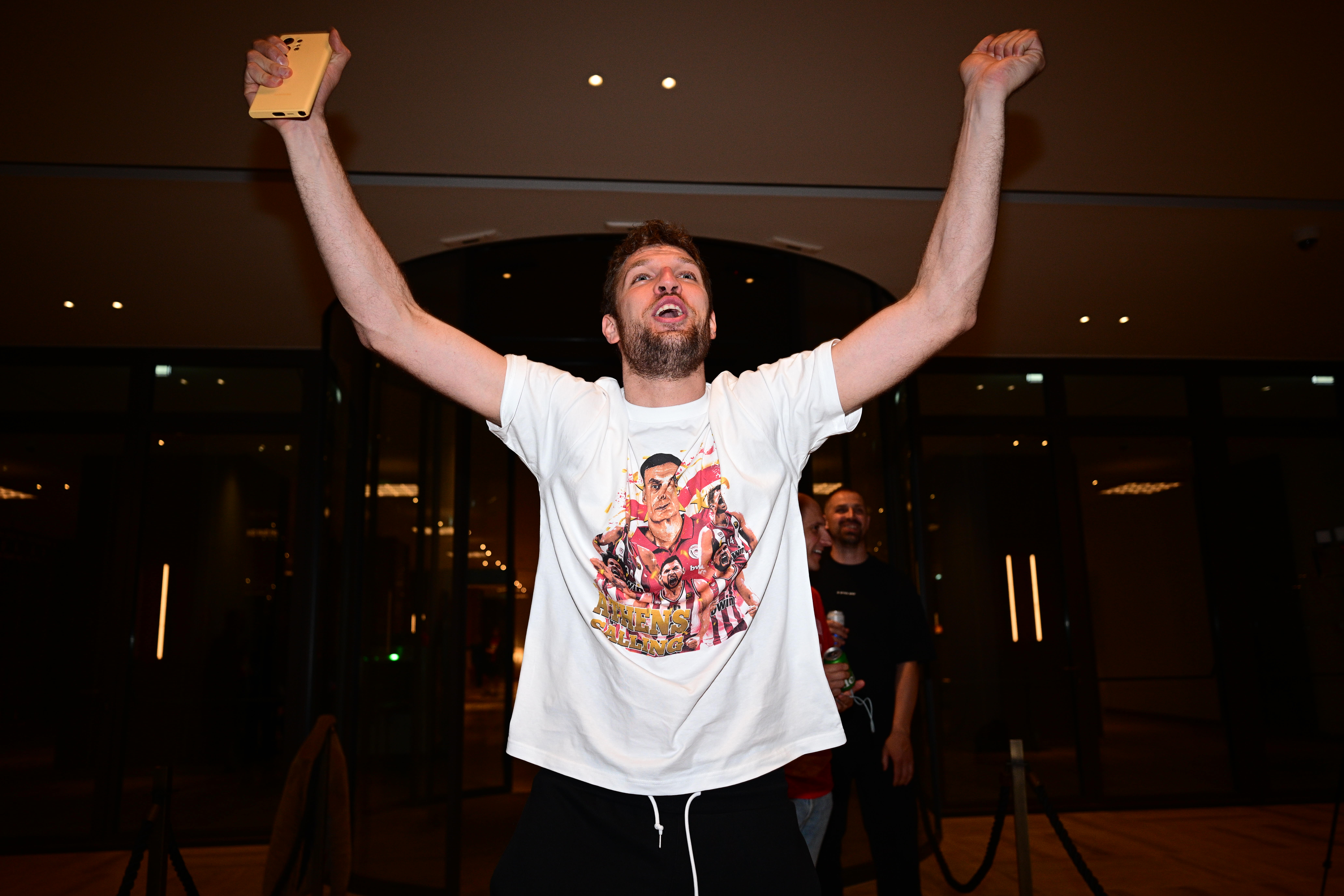 Το story του Βεζένκοφ με το τραπεζάκι και τo τρόπαιο της Euroleague (pic)