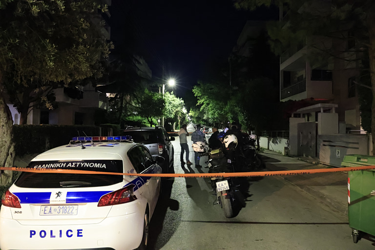 Χολαργός: Τι όπλισε το χέρι του 57χρονου που πυροβόλησε τη σύζυγό του και αυτοκτόνησε – Οι δύο κρότοι και η φωνή για «βοήθεια»