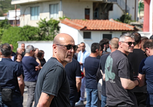 Σε κλίμα οδύνης η κηδεία του Παρασκευά Άντζα (pics)