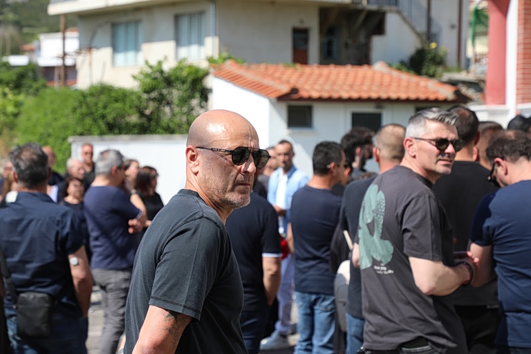 Σε κλίμα οδύνης η κηδεία του Παρασκευά Άντζα – Τον αποχαιρετούν πρώην συμπαίκτες του (pics)