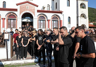 Σε κλίμα οδύνης η κηδεία του Παρασκευά Άντζα – Τον αποχαιρετούν πρώην συμπαίκτες του (pics)