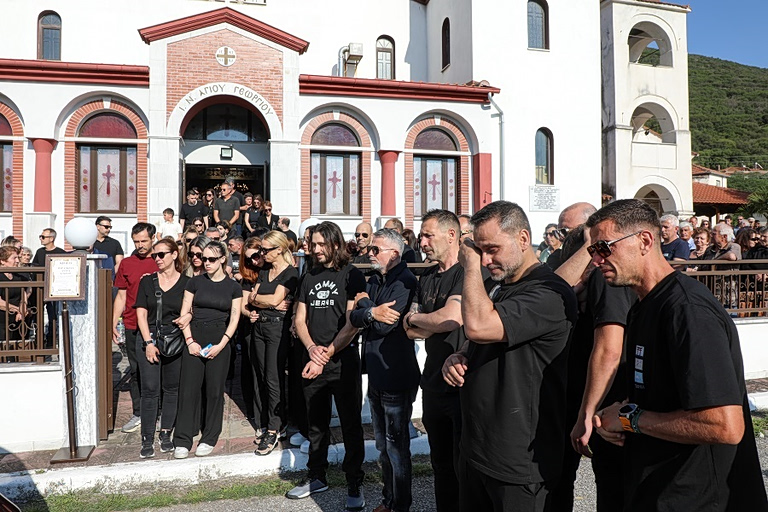 Σε κλίμα οδύνης η κηδεία του Παρασκευά Άντζα – Τον αποχαιρέτησαν πρώην συμπαίκτες του (pics)