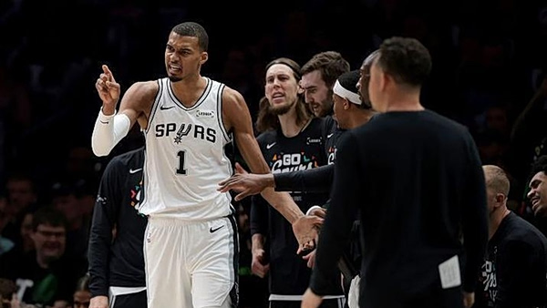 Τζόνσον: «Πρέπει να προστατεύουν τον Γουεμπανιάμα, αλλιώς θα το κάνει μόνος του» (vid)