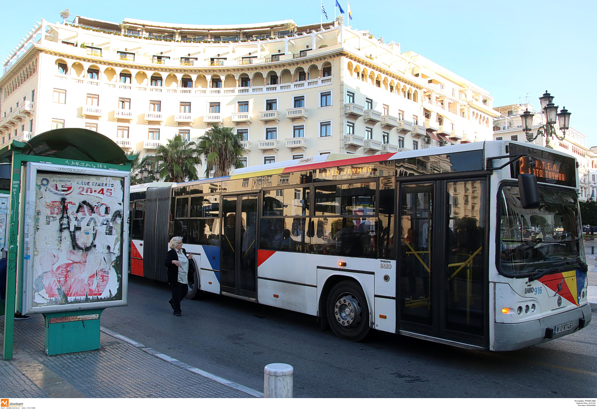 Θεσσαλονίκη: Συνελήφθησαν δύο ανήλικοι που πέταγαν πέτρες σε αστικό λεωφορείο και έσπασαν τα τζάμια του