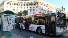 Θεσσαλονίκη: Συνελήφθησαν δύο ανήλικοι που πέταγαν πέτρες σε αστικό λεωφορείο και έσπασαν τα τζάμια του