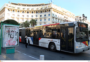 Θεσσαλονίκη: Συνελήφθησαν δύο ανήλικοι που πέταγαν πέτρες σε αστικό λεωφορείο και έσπασαν τα τζάμια του