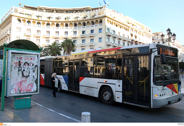 Θεσσαλονίκη: Συνελήφθησαν δύο ανήλικοι που πέταγαν πέτρες σε αστικό λεωφορείο και έσπασαν τα τζάμια του