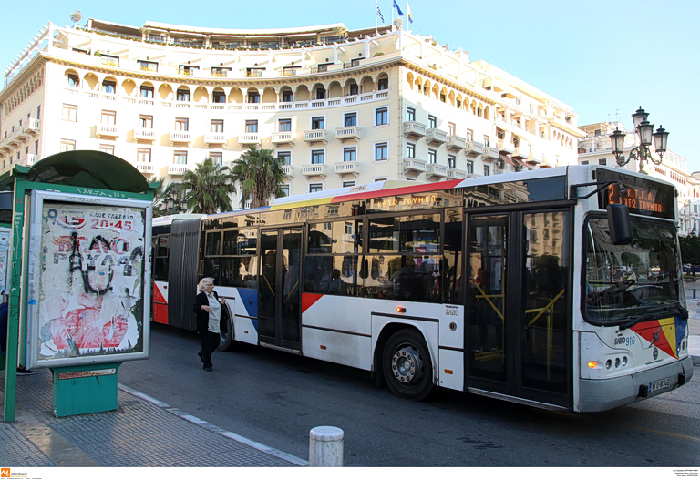 Θεσσαλονίκη: Συνελήφθησαν δύο ανήλικοι που πέταγαν πέτρες σε αστικό λεωφορείο και έσπασαν τα τζάμια του