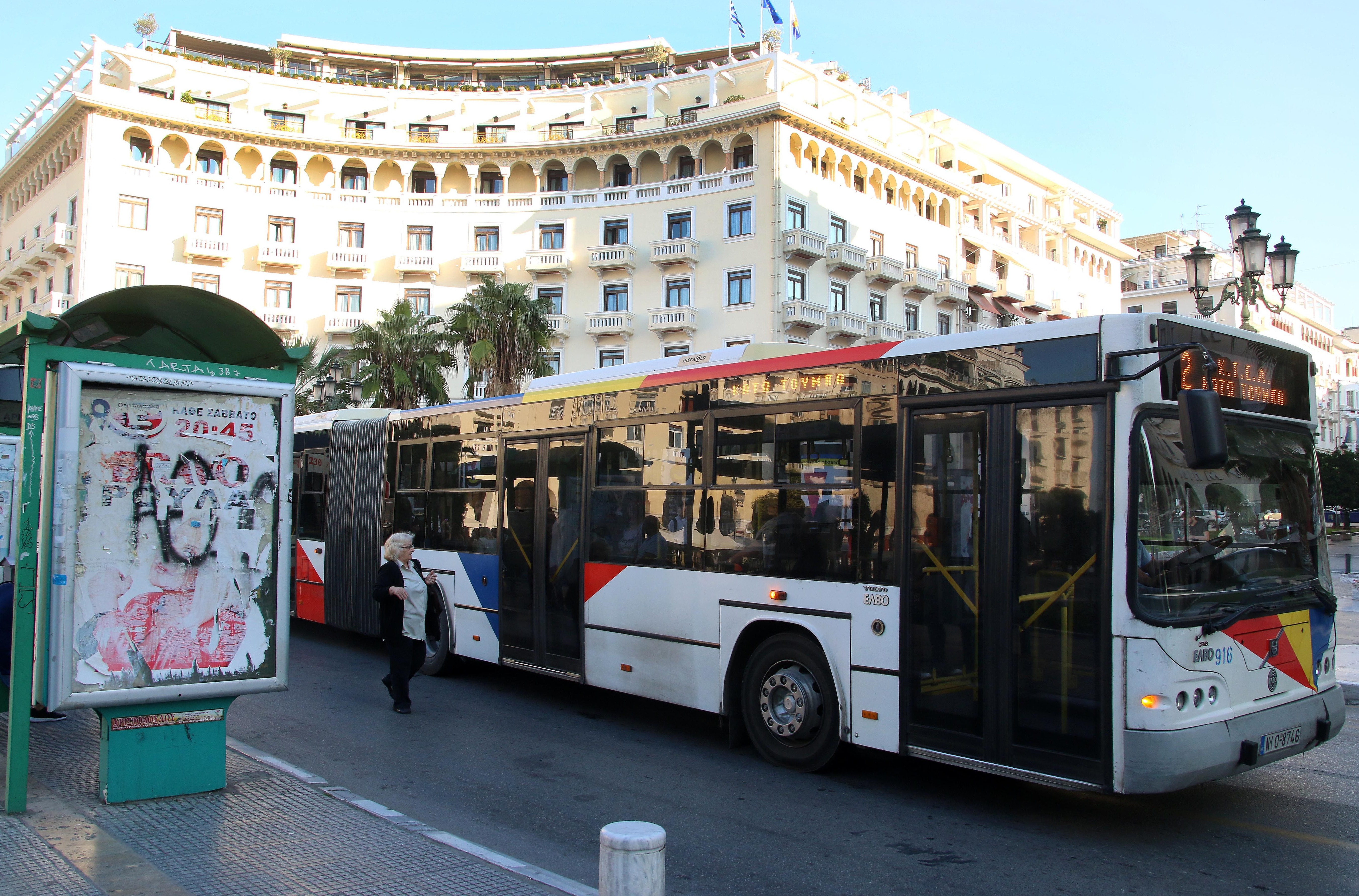 Θεσσαλονίκη: Συνελήφθησαν δύο ανήλικοι που πέταγαν πέτρες σε αστικό λεωφορείο και έσπασαν τα τζάμια του