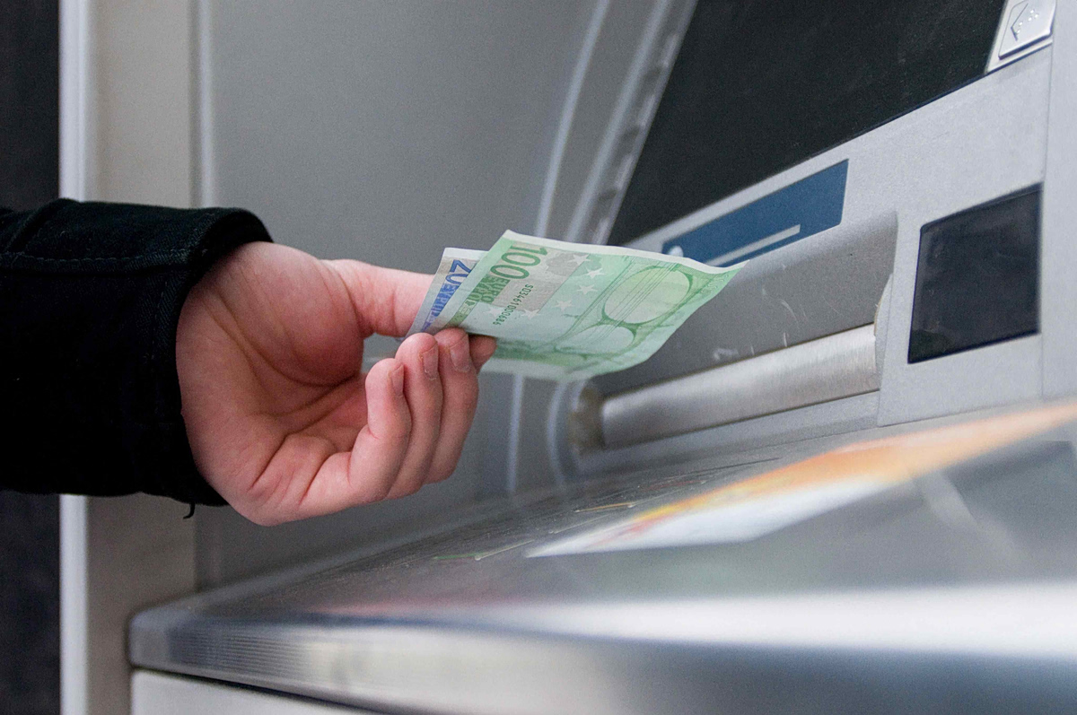 ΕΚΠΟΙΖΩ: «Η χρέωση 0,80 ευρώ στις καταθέσεις είναι άκυρη» – Για παραπληροφόρηση κατηγορεί την Εθνική Τράπεζα