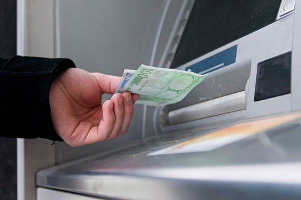ΕΚΠΟΙΖΩ: «Η χρέωση 0,80 ευρώ στις καταθέσεις είναι άκυρη» – Για παραπληροφόρηση κατηγορεί την Εθνική Τράπεζα