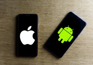 Τι αλλάζει από αύριο για τα smartphones Apple και Android – Η νέα ρυθμίσει που της ΕΕ που διευκολύνει τους χρήστες