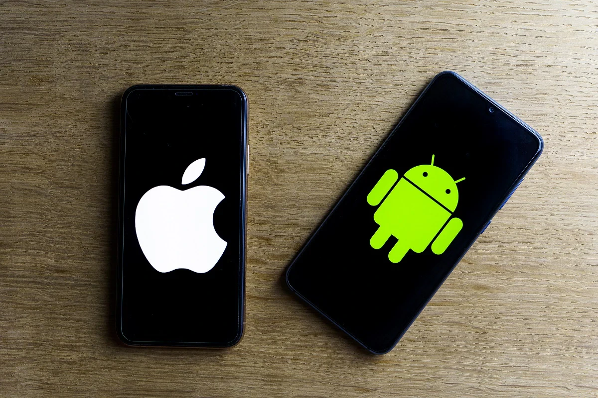 Τι αλλάζει από αύριο για τα smartphones Apple και Android – Η νέα ρυθμίσει που της ΕΕ που διευκολύνει τους χρήστες