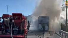 Περιφερειακή Υμηττού: Η στιγμή που το τουριστικό λεωφορείο τυλίγεται στις φλόγες – «Δύο λεπτά τρόμου με κλειδωμένες πόρτες»
