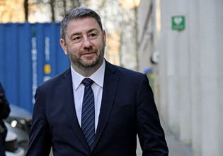 Ανδρουλάκης για την γιορτή της μητέρας: «Να την κάνουμε ξανά να νιώσει αυτό που είναι πραγματικά. Πολύτιμη»