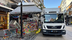 Θεσσαλονίκη: Φορτηγό έπεσε πάνω σε περίπτερο στον πεζόδρομο της Αγίας Σοφίας