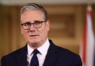 Βρετανία: «Θα συνεχίσω να κυβερνώ» λέει ο Κιρ Στάρμερ – Ογδόντα βουλευτές των Εργατικών ζητούν την παραίτησή του