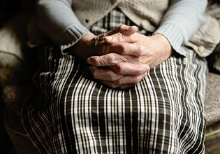 Αμπελόκηποι: Η καταγγελία που αποκάλυψε το γηροκομείο – κολαστήριο