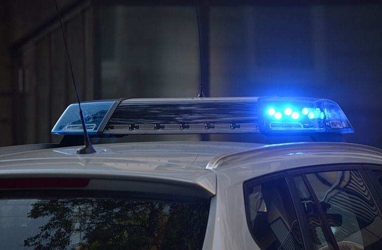 Αχαΐα: Κάρφωσε στην πλάτη με δύο μαχαιριές 35χρονο μετά από καβγά – Αναζητείται από τις Αρχές