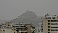 Καιρός: Αφρικανική σκόνη «πνίγει» τη χώρα – Πότε θα καθαρίσει η ατμόσφαιρα