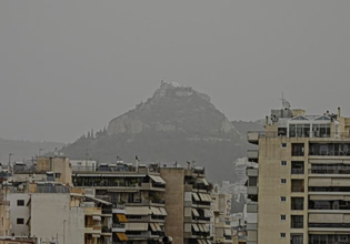 Καιρός: Αφρικανική σκόνη «πνίγει» τη χώρα – Πότε θα καθαρίσει η ατμόσφαιρα
