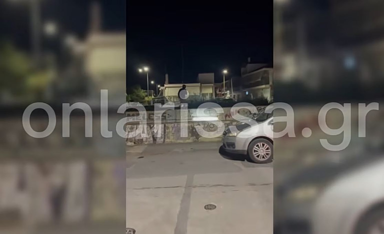 Λάρισα: Πετούσαν πέτρες, μπουκάλια και νερομπαλόνια σε διερχόμενα αυτοκίνητα – Δείτε βίντεο